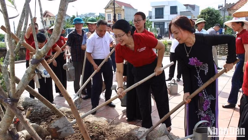 Các đại biểu trồng cây tạo bóng mát và cảnh quan tại Nghĩa trang liệt sĩ xã Hà Thanh.