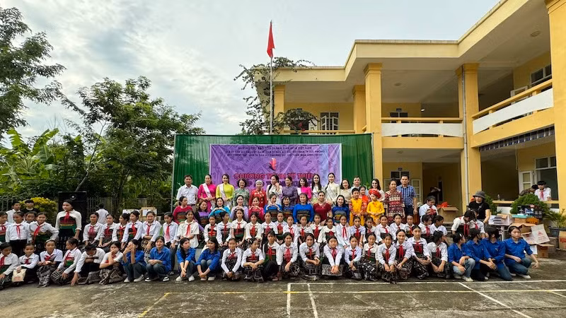 Ban tổ chức "Nếp áo thanh xuân" chụp ảnh lưu niệm với thầy trò Trường trung học cơ sở Sơn Hà (huyện Quan Sơn). (Ảnh: Ban tổ chức)