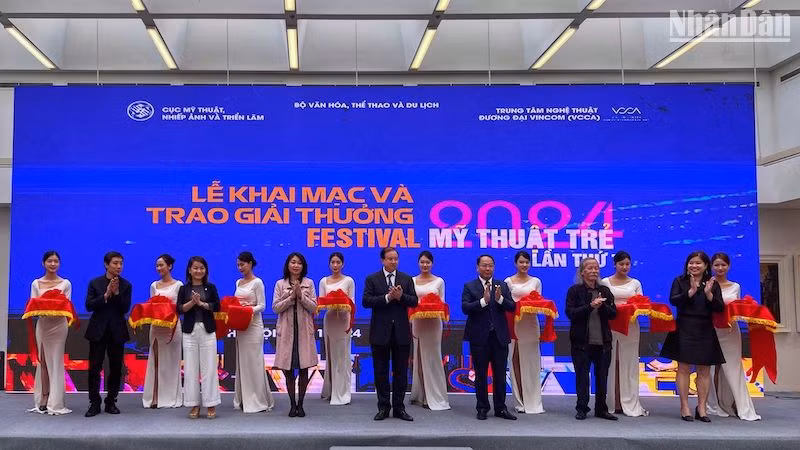 Các đại biểu cắt băng khai mạc triển lãm.