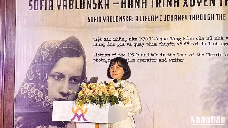 Bà Nguyễn Thị Tuyết cho rằng triển lãm sẽ mang tới người xem nhiều hiểu biết và cảm xúc về một thời kỳ lịch sử. Bà Nguyễn Thị Tuyết cho rằng triển lãm sẽ mang tới người xem nhiều hiểu biết và cảm xúc về một thời kỳ lịch sử.
