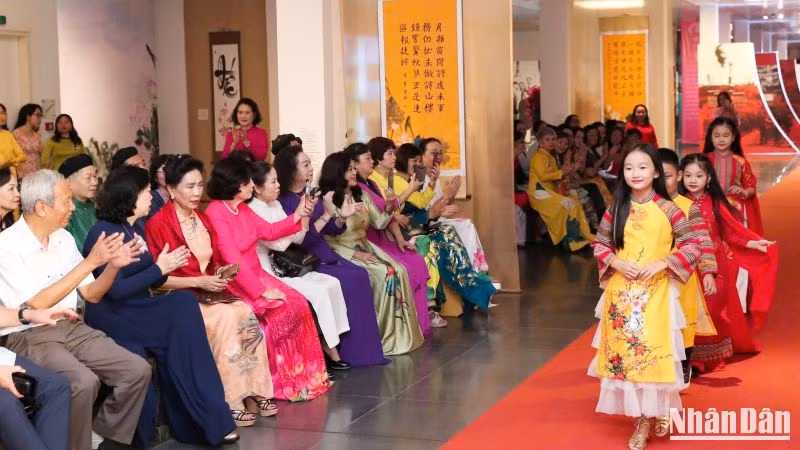 Các người mẫu nhí trình diễn áo dài trong chương trình.