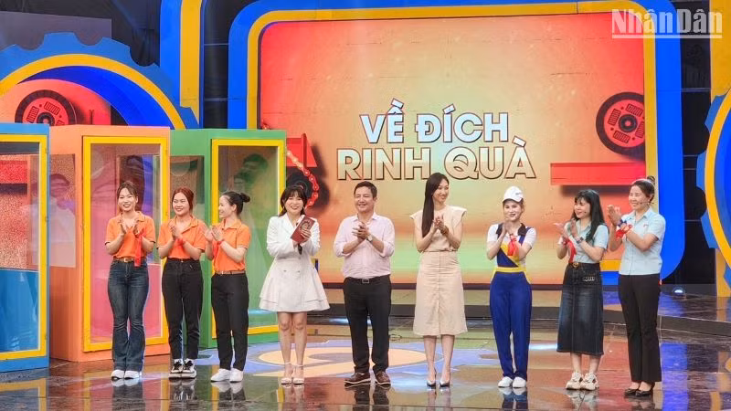 Các nghệ sĩ, MC giàu kinh nghiệm và được khán giả mến mộ đồng hành cùng người chơi. Các nghệ sĩ, MC giàu kinh nghiệm và được khán giả mến mộ đồng hành cùng người chơi.