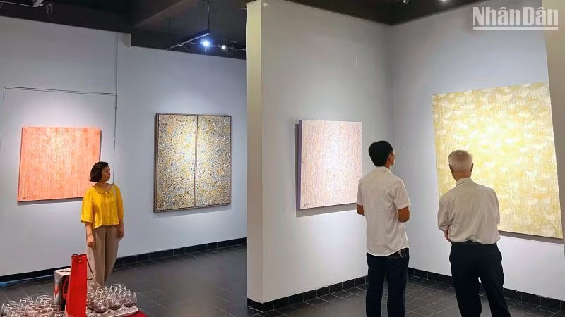 Khách tham quan tại buổi khai mạc triển lãm. Khách tham quan tại buổi khai mạc triển lãm.