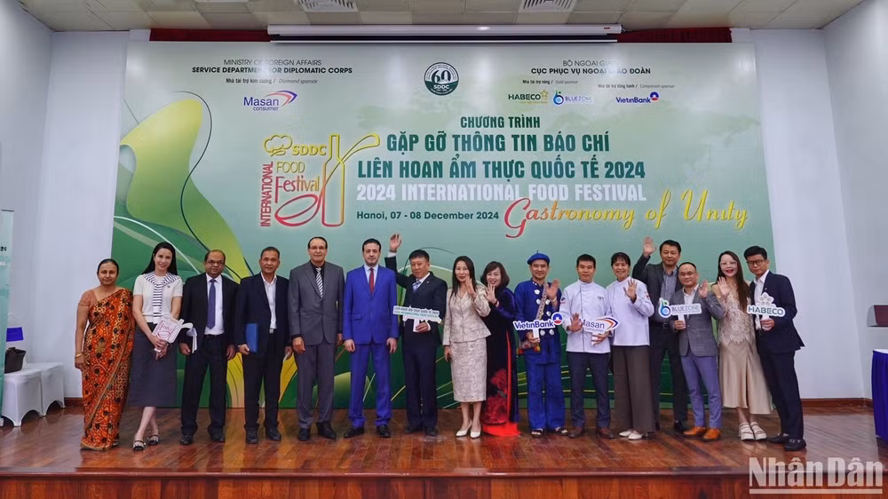 Các đại biểu trong nước và quốc tế dự họp báo Liên hoan Ẩm thực quốc tế 2024 tại Hà Nội.