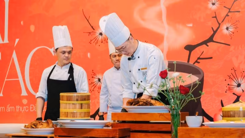 Đầu bếp thể hiện món vịt quay giòn với gia vị đặc trưng và cách chế biến cầu kỳ. (Ảnh: BTC) Đầu bếp thể hiện món vịt quay giòn với gia vị đặc trưng và cách chế biến cầu kỳ. (Ảnh: BTC)