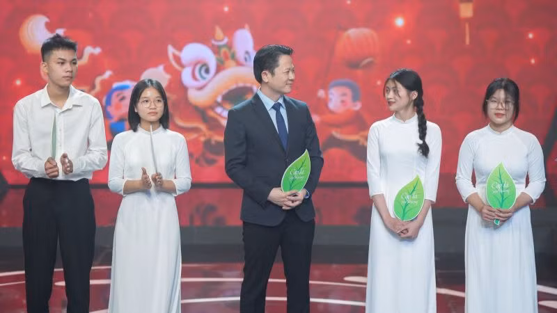 Đại diện Huyndai Thành Công Việt Nam trao học bổng cho 4 tân sinh viên vượt khó vươn lên. (Ảnh: Ban tổ chức cung cấp) Đại diện Huyndai Thành Công Việt Nam trao học bổng cho 4 tân sinh viên vượt khó vươn lên. (Ảnh: Ban tổ chức cung cấp)