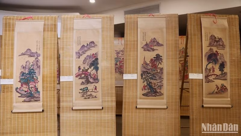 Bộ tranh "Tứ Dân" tại triển lãm. Bộ tranh "Tứ Dân" tại triển lãm.