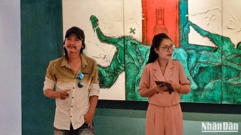 Họa sĩ Lê Thừa Hải (bên trái) giao lưu và cảm ơn khán giả.