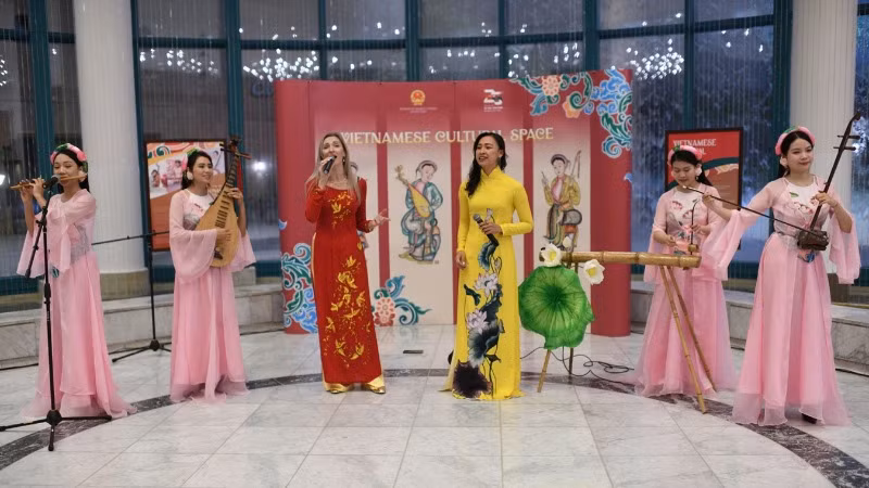 Anne Sophie Hoffman (áo dài đỏ), ca sĩ người Canada đang sinh sống tại Riyadh và từng có nhiều năm gắn bó với Việt Nam, tham gia trình diễn ca khúc yêu thích “Hello Vietnam”.