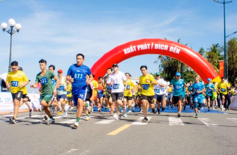 Giải chạy được nhiều vận động viên và người dân tham gia thi đấu. Giải chạy được nhiều vận động viên và người dân tham gia thi đấu.