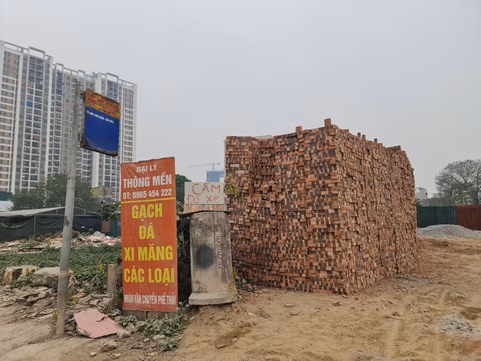 Khu vực đứng chờ xe buýt cũng bị lấn chiếm để bày, bán vật liệu xây dựng.