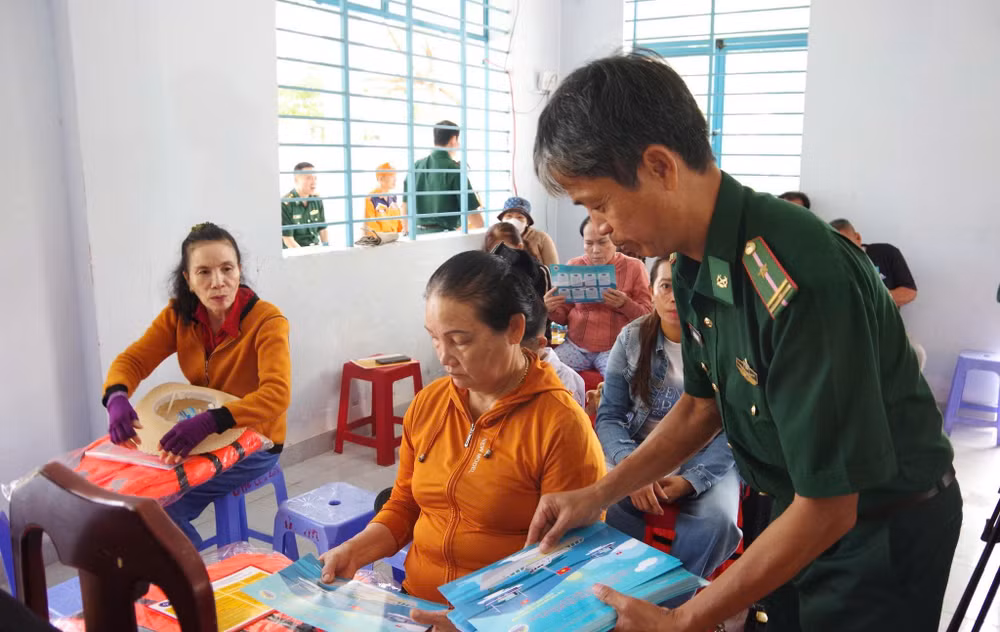 Lực lượng Biên phòng trao tặng áo phao và tài liệu pháp luật cho ngư dân. 