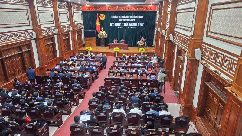 Toàn cảnh kỳ họp thứ 17, Hội đồng nhân dân tỉnh Ninh Bình khóa 15, nhiệm kỳ (2021-2026). (Ảnh Đức Phương)