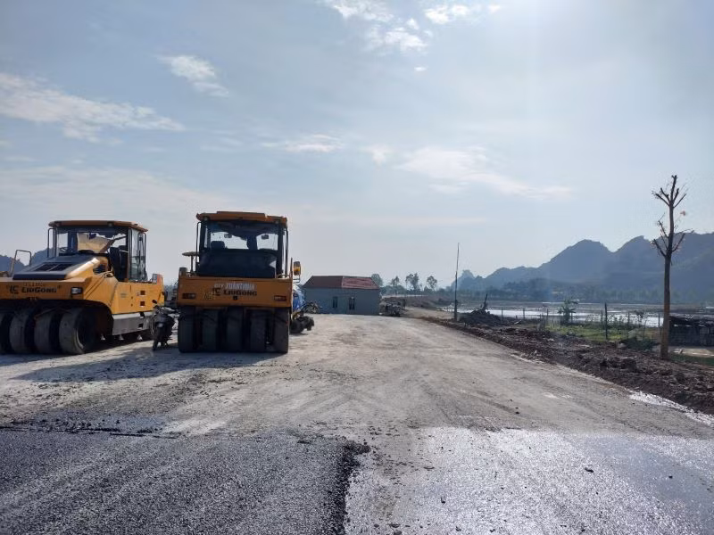 Ngôi nhà lọt thỏm giữa tuyến đường đang thi công. (Ảnh: Văn Lúa)