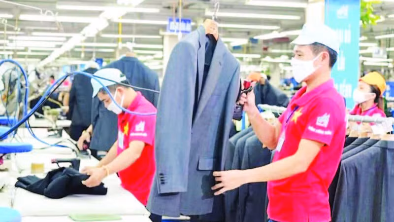 Sản xuất tại Tổng công ty May 10. (Ảnh KHẮC KIÊN)
