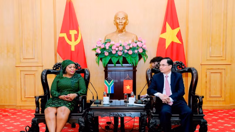 Đồng chí Dương Trung Ý, Phó Giám đốc Học viện Chính trị quốc gia Hồ Chí Minh tiếp đồng chí Nomvula Mokonyane, Phó Tổng thư ký thứ nhất Đảng Đại hội dân tộc Phi (ANC), Nam Phi.