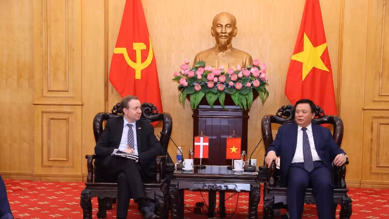 Đồng chí Nguyễn Xuân Thắng, Ủy viên Bộ Chính trị, Giám đốc Học viện Chính trị quốc gia Hồ Chí Minh, Chủ tịch Hội đồng Lý luận Trung ương làm việc với đoàn đại biểu cấp cao của Ủy ban Chính sách Đối ngoại Quốc hội Đan Mạch do ngài Michael Aastrup Jensen, Chủ tịch Đảng Tự do, Chủ nhiệm Ủy ban Chính sách Đối ngoại Quốc hội Đan Mạch làm Trưởng đoàn. 