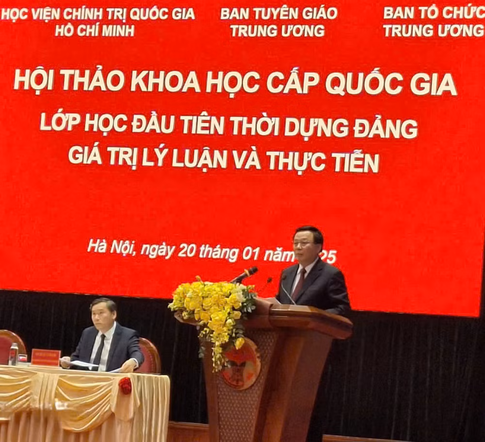 Đồng chí Nguyễn Xuân Thắng, Ủy viên Bộ Chính trị, Giám đốc Học viện Chính trị quốc gia Hồ Chí Minh, Chủ tịch Hội đồng Lý luận Trung ương, phát biểu tại Hội thảo.