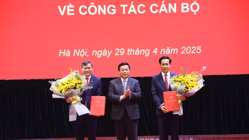 Đồng chí Nguyễn Xuân Thắng, Ủy viên Bộ Chính trị, Giám đốc Học viện Chính trị quốc gia Hồ Chí Minh, Chủ tịch Hội đồng Lý luận Trung ương trao quyết định của Ban Bí thư cho các đồng chí Phó Giám đốc Học viện Chính trị quốc gia Hồ Chí Minh Hoàng Phúc Lâm và Lê Văn Lợi. 