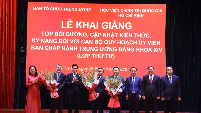 Đại diện học viên của lớp bồi dưỡng tặng hoa các đồng chí lãnh đạo Đảng, Nhà nước.