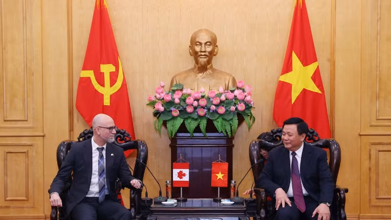 Đồng chí Nguyễn Xuân Thắng, Ủy viên Bộ Chính trị, Giám đốc Học viện Chính trị quốc gia Hồ Chí Minh, Chủ tịch Hội đồng Lý luận Trung ương tiếp và làm việc với ngài Đại sứ đặc mệnh toàn quyền Canada tại Việt Nam Shawn Perry Steil. 