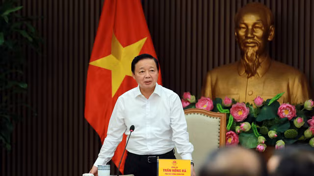 Phó Thủ tướng Trần Hồng Hà cho ý kiến cụ thể đối với kiến nghị của các địa phương về giao đất, thu tiền sử dụng đất theo phân kỳ đầu tư. ( Ảnh: VGP)