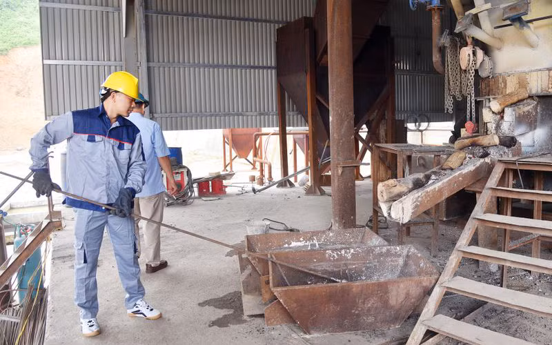 Hoạt động luyện chì tại Công ty cổ phần Luyện kim màu Bắc Kạn. (Ảnh THU CÚC)