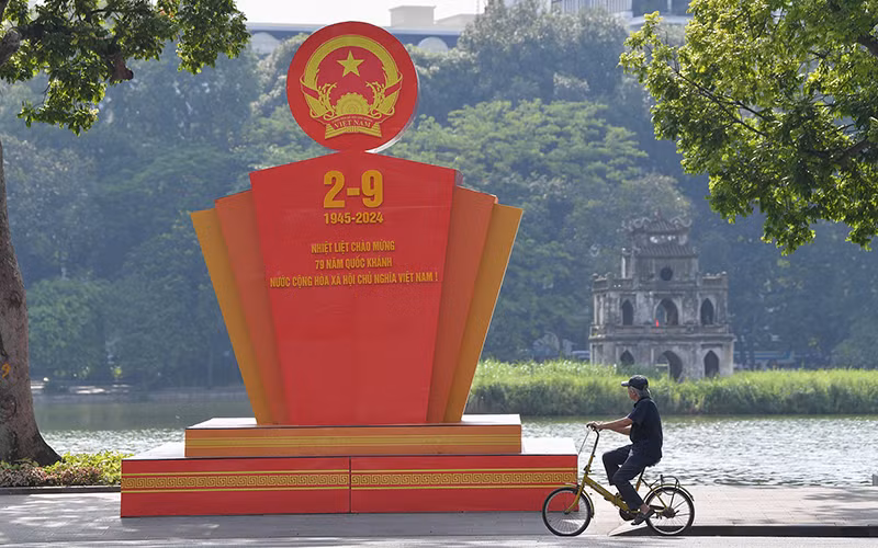 Đường phố Thủ đô rực rỡ cờ hoa, băng-rôn chào mừng 79 năm Cách mạng Tháng Tám và Quốc khánh 2/9. (Ảnh THẾ ĐẠI)