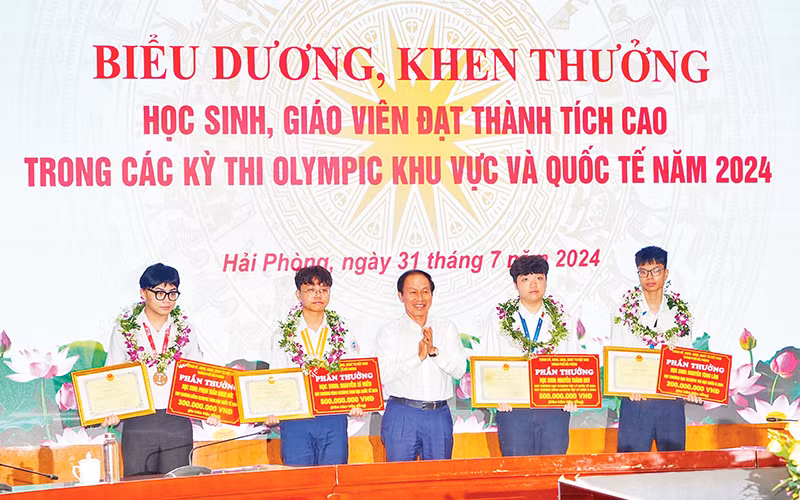 Bí thư Thành ủy Hải Phòng Lê Tiến Châu trao Bằng khen và phần thưởng tặng các học sinh đoạt giải. 