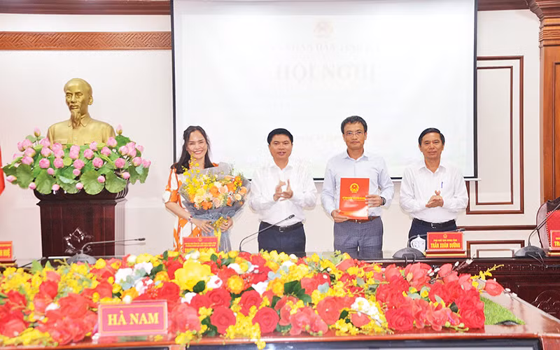 Chủ tịch Ủy ban nhân dân tỉnh Hà Nam trao giấy phép đầu tư cho nhà đầu tư Khu công nghiệp Đồng Văn V.