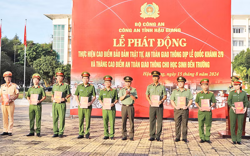 Phòng Cảnh sát giao thông tỉnh Hậu Giang và Công an tám huyện, thị xã, thành phố nhận lệnh ra quân cao điểm.