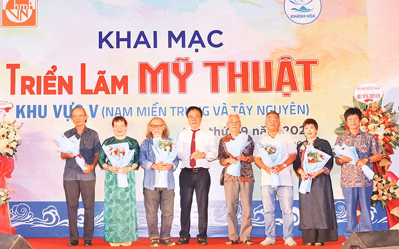 Lãnh đạo tỉnh Khánh Hòa tặng hoa các thành viên Hội đồng nghệ thuật của triển lãm. (Ảnh NT)