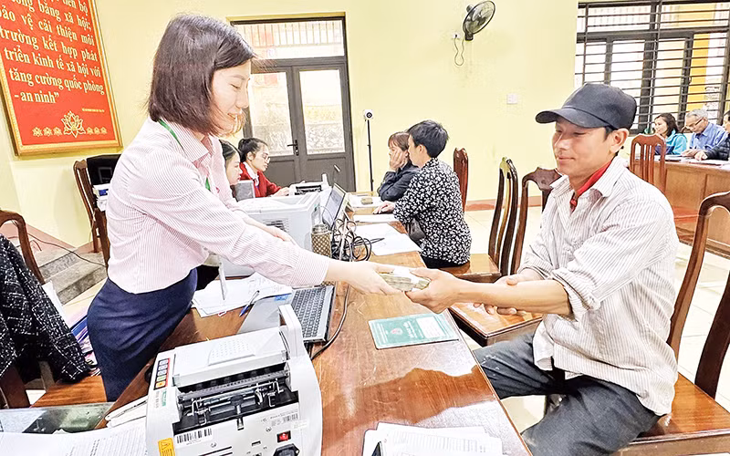 Hệ thống Ngân hàng Chính sách xã hội tỉnh Thái Nguyên tổ chức giao dịch đến tận xã, vào một ngày cố định để tạo thuận lợi cho người dân.