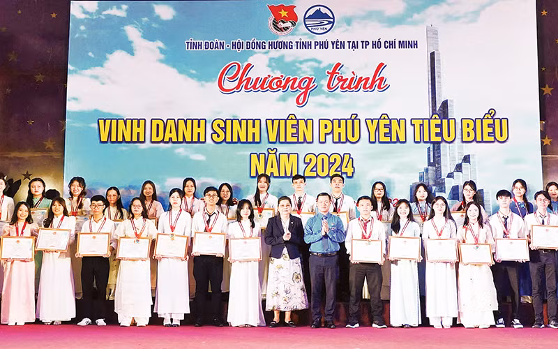 Lãnh đạo Tỉnh đoàn và Hội Đồng hương Phú Yên tại Thành phố Hồ Chí Minh trao bằng khen tặng sinh viên xuất sắc. (Ảnh BẢO KÍNH)