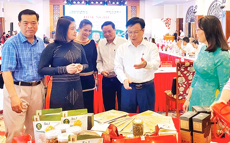 Lãnh đạo Ủy ban nhân dân hai tỉnh Đắk Lắk và Nghệ An tìm hiểu sản phẩm OCOP của tỉnh Đắk Lắk.