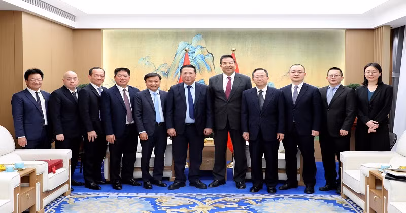 Các đại biểu chụp ảnh lưu niệm sau buổi làm việc.