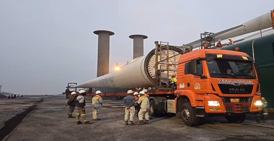 Thiết bị được dỡ xuống cảng chuẩn bị vận chuyển đến công trình.