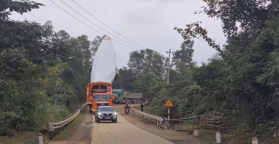 Cánh tuabin điện gió được vận chuyển an toàn qua các cung đường phức tạp.