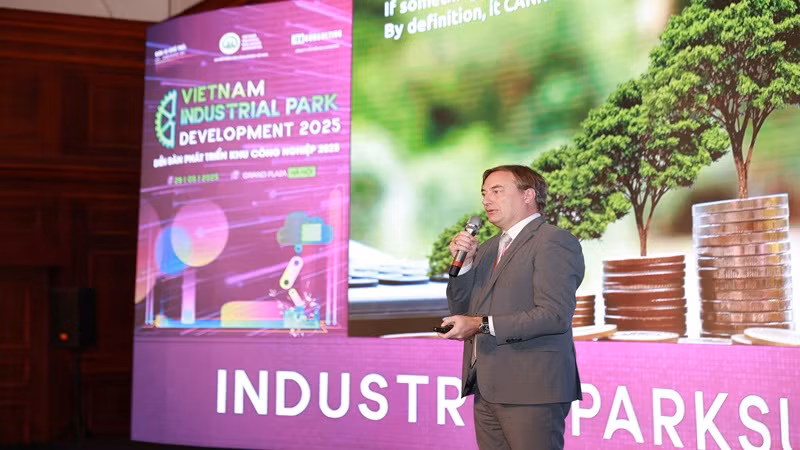 Ông Bruno Jaspaert, Tổng giám đốc Tổ hợp KCN Deep C chia sẻ kinh nghiệm tại Diễn đàn. (Ảnh: Thanh Tâm)