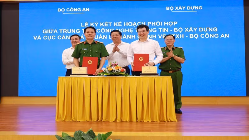 Lễ ký kết Kế hoạch phối hợp giữa Trung tâm Công nghệ thông tin (Bộ Xây dựng) và C06 (Bộ Công an) Lễ ký kết Kế hoạch phối hợp giữa Trung tâm Công nghệ thông tin (Bộ Xây dựng) và C06 (Bộ Công an)