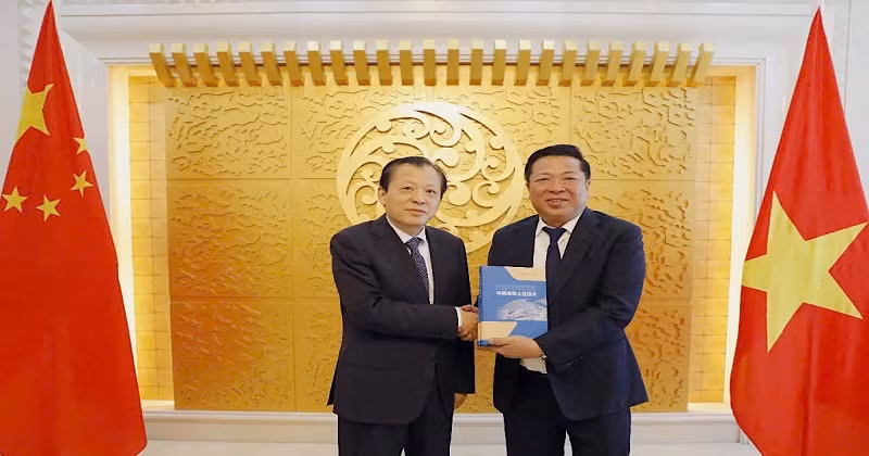 Hai Bộ trưởng trao tặng quà lưu niệm, thể hiện mối quan hệ hợp tác hữu nghị bền chặt. (Ảnh: Vụ Hợp tác quốc tế, Bộ Xây dựng)