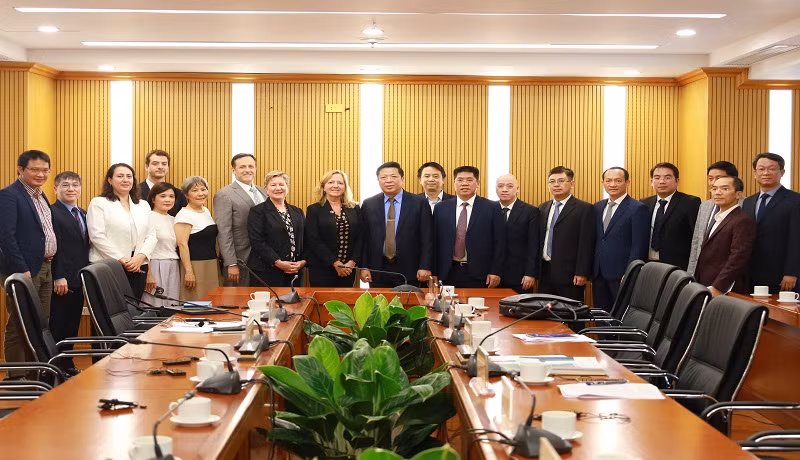 Các đại biểu chụp ảnh lưu niệm tại buổi tiếp và làm việc.
