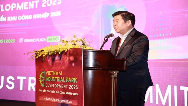 Phó Chủ tịch, Tổng Thư ký Liên chi hội Bất động sản công nghiệp Việt Nam Trương Gia Bảo phát biểu tại Diễn đàn. (Ảnh: Thanh Tâm)