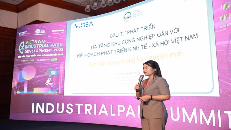 Bà Nguyễn Thi Dung, Phó Chủ tịch Liên chi hội Bất động sản công nghiệp Việt Nam phát biểu tại Diễn đàn. (Ảnh: Thanh Tâm)