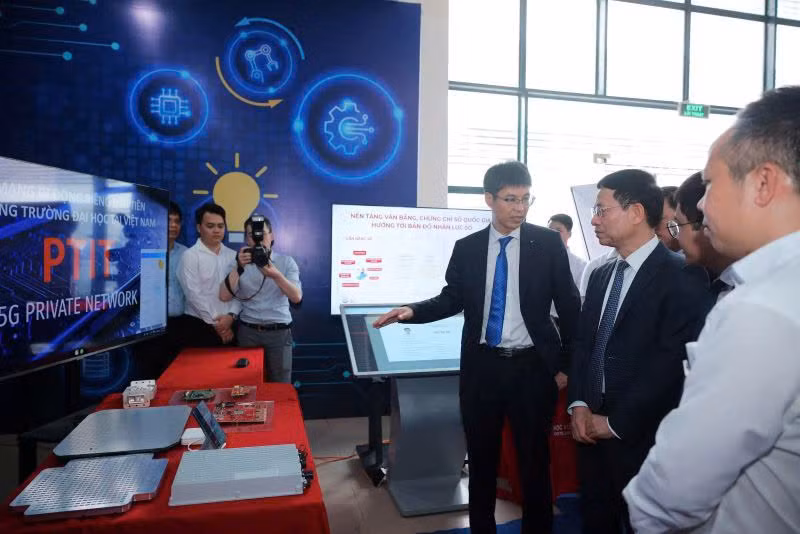 Bộ trưởng Bộ Khoa học và Công nghệ Nguyễn Mạnh Hùng thăm không gian trưng bày sản phẩm đổi mới sáng tạo và chuyển đổi số của Học viện Công nghệ Bưu chính Viễn thông tại Lễ hưởng ứng Ngày Sáng tạo và Đổi mới sáng tạo thế giới năm 2025.