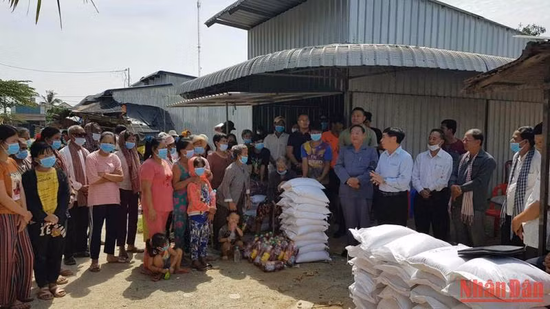 Đại sứ quán Việt Nam cùng cán bộ hội phát quà cứu trợ cho bà con gốc Việt có hoàn cảnh đặc biệt khó khăn do ảnh hưởng của dịch Covid-19 và mưa lũ tại huyện Peam Chor, tỉnh Prey Veng, tháng 10/2020. Đại sứ quán Việt Nam cùng cán bộ hội phát quà cứu trợ cho bà con gốc Việt có hoàn cảnh đặc biệt khó khăn do ảnh hưởng của dịch Covid-19 và mưa lũ tại huyện Peam Chor, tỉnh Prey Veng, tháng 10/2020.