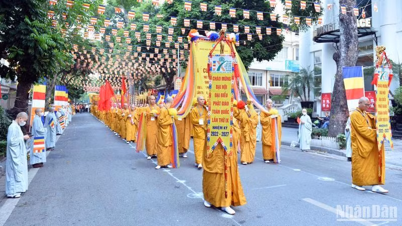 Nghi lễ cung nghinh chư tôn đức giáo phẩm Hội đồng Chứng minh, Hội đồng Trị sự Giáo hội Phật giáo Việt Nam đến dự đại hội.