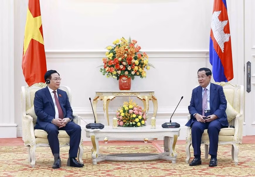 Chủ tịch Quốc hội Vương Đình Huệ hội kiến Thủ tướng Vương quốc Campuchia Samdech Techo Hun Sen. (Ảnh: TTXVN) Chủ tịch Quốc hội Vương Đình Huệ hội kiến Thủ tướng Vương quốc Campuchia Samdech Techo Hun Sen. (Ảnh: TTXVN)