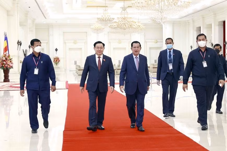 Chủ tịch Quốc hội Vương Đình Huệ và Thủ tướng Vương quốc Campuchia Samdech Techo Hun Sen. (Ảnh: TTXVN) Chủ tịch Quốc hội Vương Đình Huệ và Thủ tướng Vương quốc Campuchia Samdech Techo Hun Sen. (Ảnh: TTXVN)