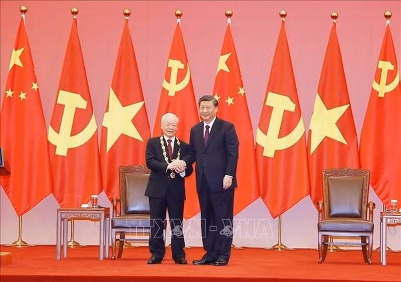 Tổng Bí thư, Chủ tịch Trung Quốc Tập Cận Bình trao Huân chương Hữu nghị tặng Tổng Bí thư Nguyễn Phú Trọng. (Ảnh: TTXVN)